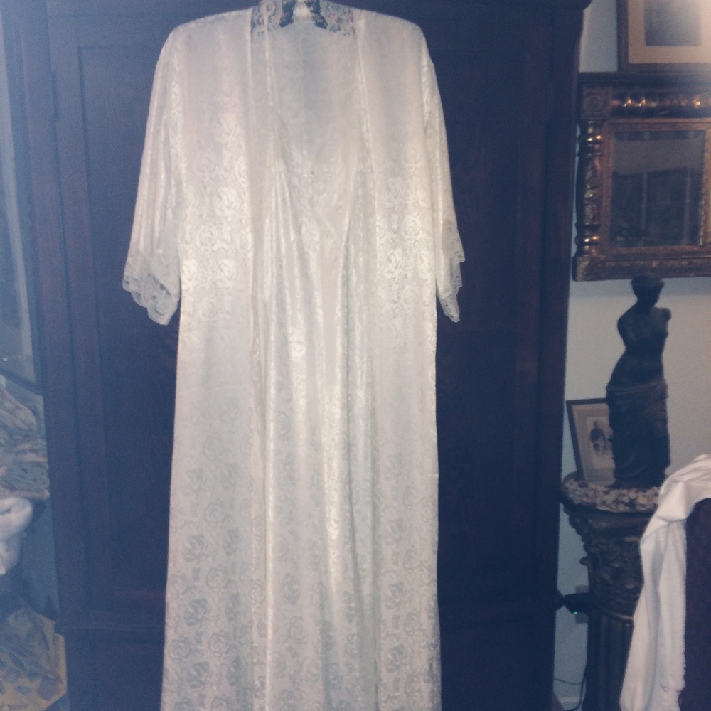 Ladies Wedding White negligee set with intricate lace trim. size S